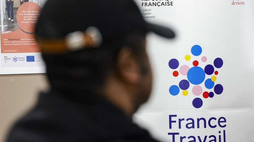 Assurance-chômage : le gouvernement va dévoiler les nouvelles règles d'indemnisation "en fin de semaine"
Le ministère du Travail avait déjà annoncé qu'il reprendrait la main après l'échec des négociations entre les partenaires sociaux. Matignon promet un durcissement.