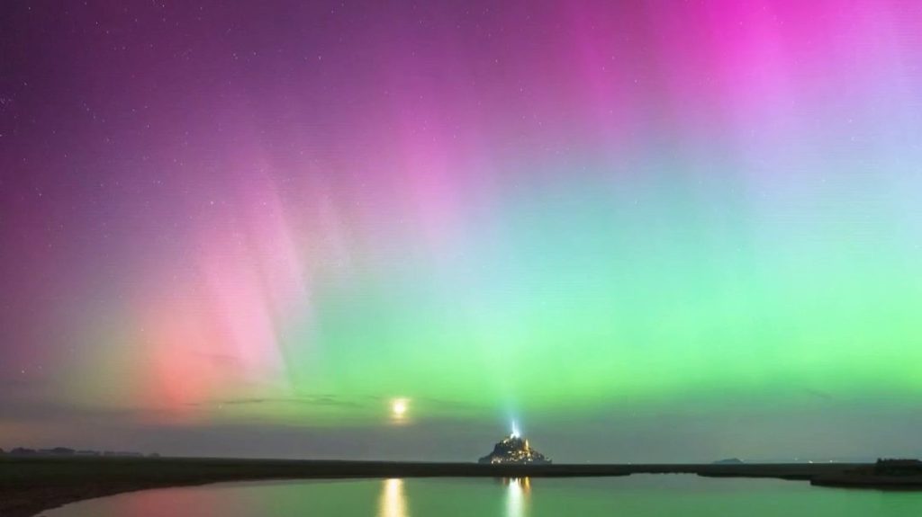 Aurores boréales : une nouvelle nuit magique attendue en France
Des aurores boréales ont animé le ciel nocturne français dans la nuit du 10 mai. Phénomène exceptionnellement rare, il pourrait de nouveau se produire dans la soirée du samedi 11 mai.