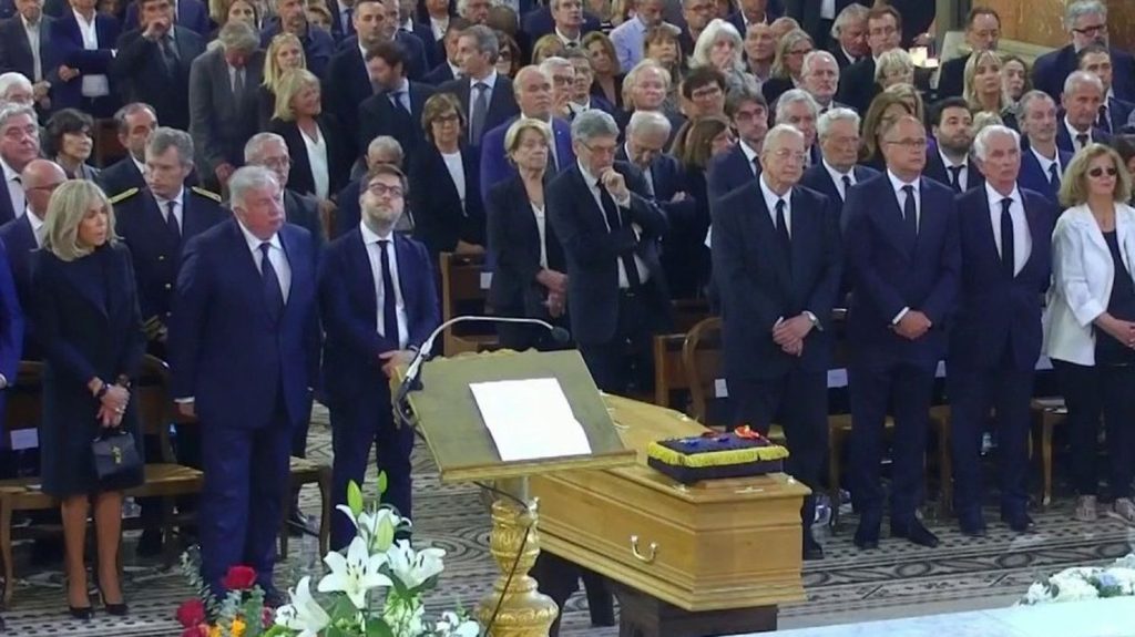 Marseille : de nombreuses personnalités politiques présentes aux obsèques de Jean-Claude Gaudin
Jeudi 23 mai, François Bayrou, Nicolas Sarkozy ou encore Brigitte Macron se sont rendus à Marseille (Bouches-du-Rhône) pour rendre un dernier hommage à Jean-Claude Gaudin, ancien maire de la ville, décédé à l'âge de 84 ans.