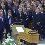Marseille : de nombreuses personnalités politiques présentes aux obsèques de Jean-Claude Gaudin
Jeudi 23 mai, François Bayrou, Nicolas Sarkozy ou encore Brigitte Macron se sont rendus à Marseille (Bouches-du-Rhône) pour rendre un dernier hommage à Jean-Claude Gaudin, ancien maire de la ville, décédé à l'âge de 84 ans.