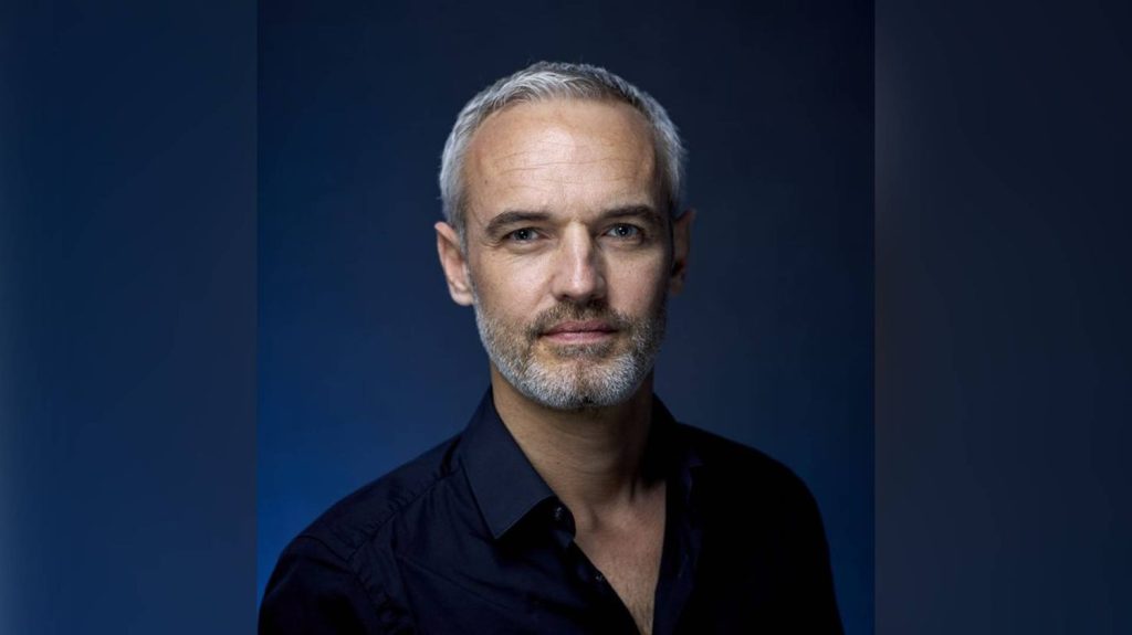 "On passe notre vie d'écrivain à creuser nos zones d'ombre pour chercher la lumière" : Olivier Bal publie un nouveau polar, "La Meute "
Tous les jours, une personnalité s'invite dans le monde d'Élodie Suigo. Lundi 6 mai 2024 : l’écrivain Olivier Bal. Il publie son nouveau thriller, "La Meute", chez XO Éditions.
