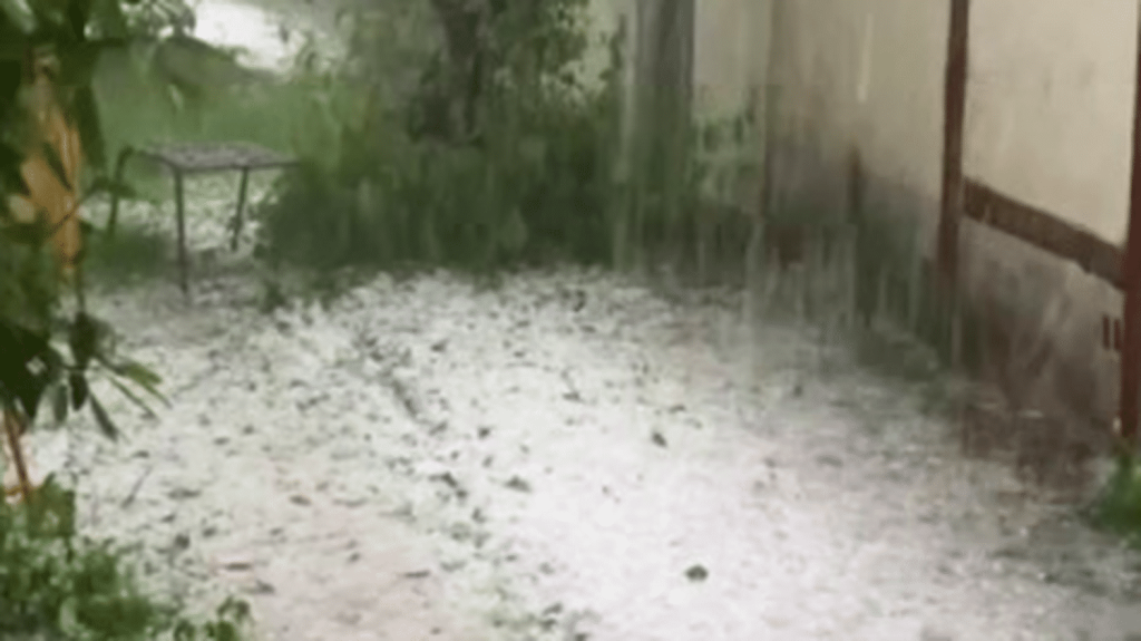 Intempéries : un spectaculaire orage de grêle à Dijon
Un orage de grêle s’est abattu à Dijon, dans l’après-midi du lundi 20 mai. Les habitants ont filmé ce spectacle inhabituel.