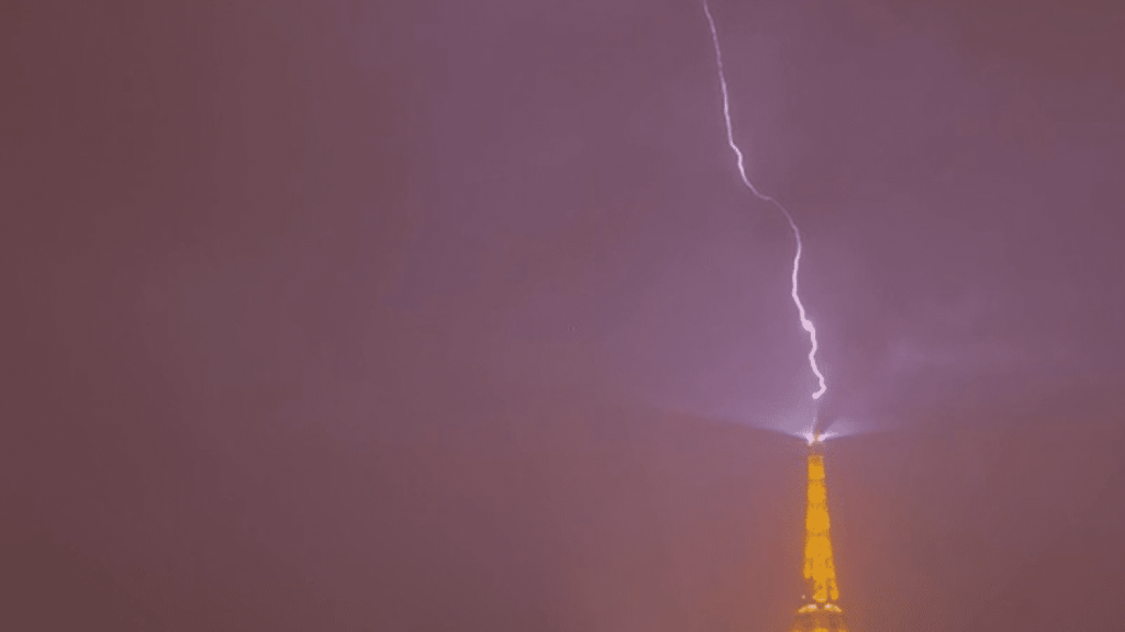 Intempéries : de violents orages en Île-de-France, 5 000 impacts d’éclairs relevés
Les éclairs et orages ont été nombreux, mercredi 1er mai, en Île-de-France. Une quarantaine de vols ont dû être détournés des aéroports d’Orly et Roissy.