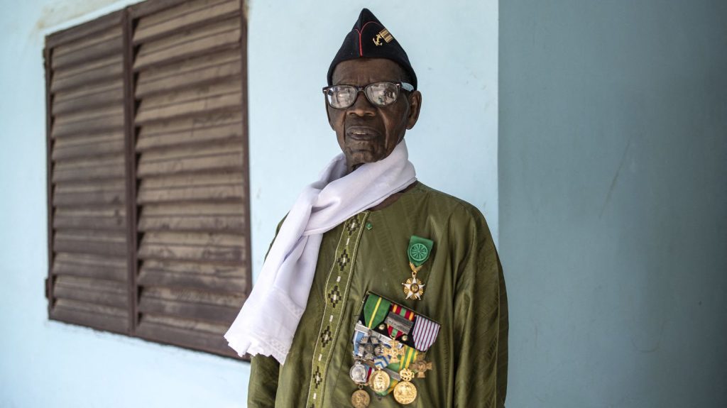 Paris 2024 : Oumar Diémé, ancien tirailleur sénégalais, porteur de la flamme olympique
Cet homme de plus 90 ans, qui a combattu pour la France, portera la flamme olympique fin juillet en Seine-Saint-Denis. Un "beau symbole" à l'heure de "la banalisation du racisme" estime une association pour la mémoire des tirailleurs.