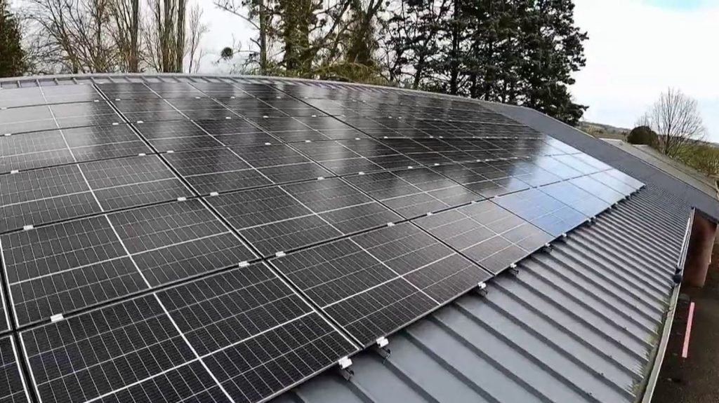 Environnement : des mairies installent des panneaux solaires sur les toits des écoles grâce à des projets citoyens
Dans deux communes des Deux-Sèvres et de la Vienne, les maires ont décidé de faire installer des panneaux solaires pour produire de l'électricité sur les toits des écoles. Leur achat a été en partie financé par les habitants.