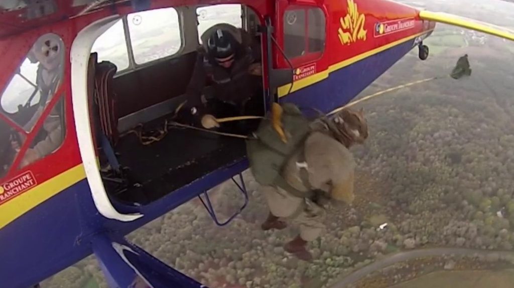 80 ans du Débarquement : des parachustistes font le grand plongeon pour perpétuer l’histoire
Dans le cadre de notre rubrique à la découverte des passionnées de la Seconde Guerre mondiale qui se préparent à commémorer les 80 ans du Débarquement. Cap sur le Morbihan et ses parachutistes qui ont sauté derrière les défenses allemandes.