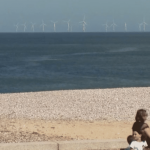 Éoliennes en mer : à Fécamp, des habitants plutôt favorables au nouveau parc de 71 éoliennes
Le nouveau parc de 71 éoliennes installé au large de Fécamp, en Seine-Maritime, est plutôt bien accueilli par les habitants de la commune. En revanche, les pêcheurs craignent que le poisson se fasse plus rare.