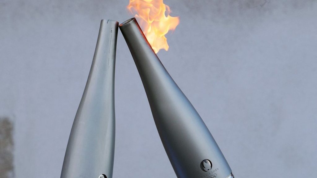 Paris 2024 : "23 actions" visant à perturber les événements en lien avec le relai de la flamme olympique "ont été entravées" depuis lundi
La flamme olympique doit passer par près de 400 villes de France et 10 000 relayeurs avant la cérémonie d'ouverture, le 26 juillet.