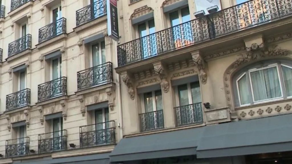 Paris 2024 : des hôtels annulent leurs réservations au grand dam des touristes
À quelques mois des Jeux olympiques, plusieurs touristes dénoncent les pratiques de certains hôtels parisiens, qui annuleraient leurs réservations pour appliquer des tarifs jusqu'à six fois supérieurs.