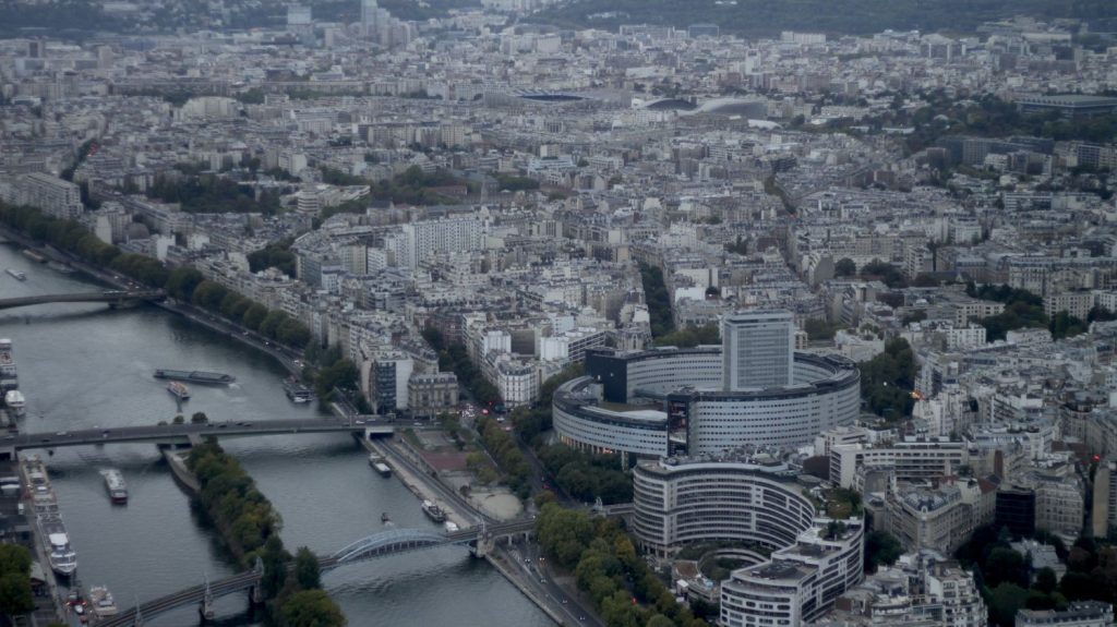 Vrai ou faux
Paris est-elle la "2e ville la plus agréable à vivre en Europe", comme le revendique la mairie ?
Sur les réseaux sociaux, la ville de Paris s'est félicitée d'être classée "en deuxième position des villes européennes où il fait le mieux vivre", selon un classement international. Les internautes réagissent vivement.