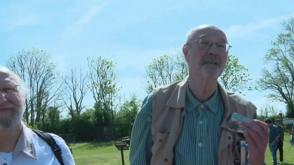 Débarquement en Normandie : un Allemand revient sur les traces de son père
Quatre-vingts ans après le débarquement, un Allemand a effectué un pèlerinage émouvant sur les traces de son père, positionné dans la batterie d'Azeville, dans la Manche.