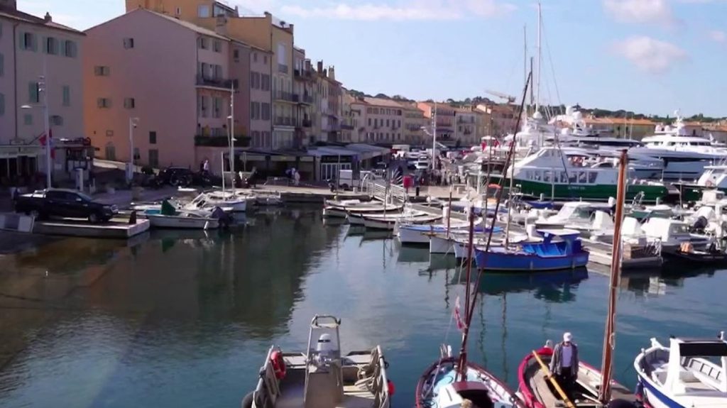 Var : à Saint-Tropez, les saisonniers face à une pénurie de logements
Les gérants de restaurant, de boulangerie ou de boîte de nuit de Saint-Tropez, dans le Var, cherchent des saisonniers pour cet été. Problème, ces derniers se font rares car ils sont confrontés à une pénurie de logements.