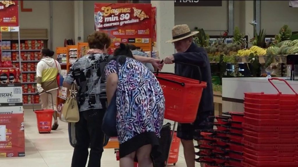 Crise en Nouvelle-Calédonie : la population confrontée à la menace de pénuries alimentaires
Malgré l’amélioration de la situation, les Néo-Calédoniens peinent à s’approvisionner dans les supermarchés, notamment en ville. Comment la population surmonte ces difficultés ?