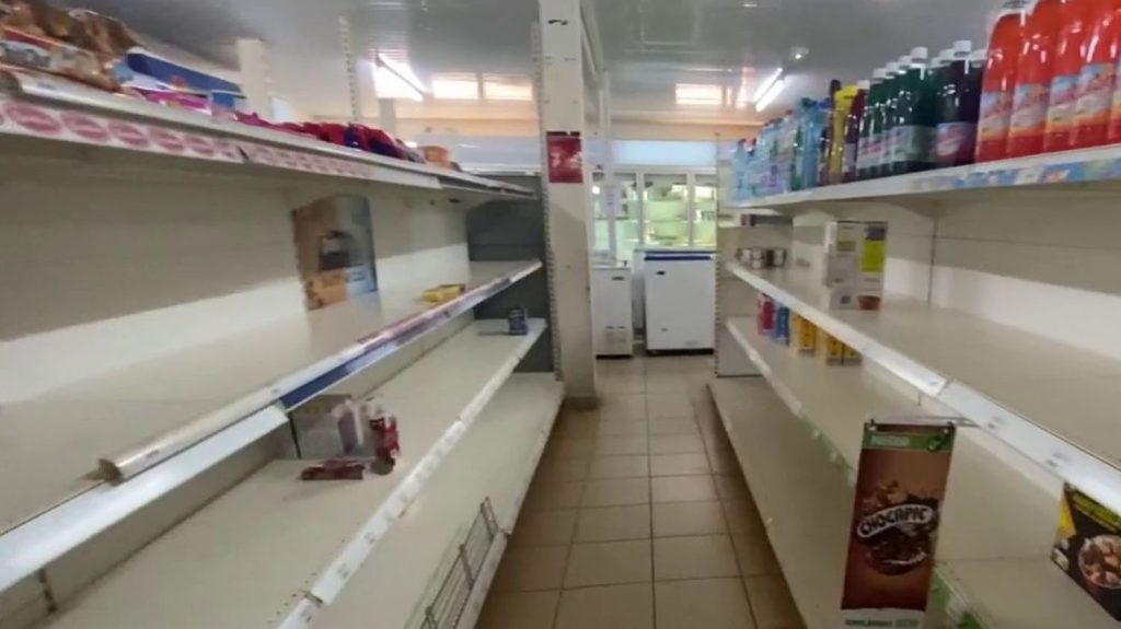 Émeutes en Nouvelle-Calédonie : des pénuries dans les supermarchés et les pharmacies
En Nouvelle-Calédonie, la situation semble évoluer vers un retour au calme. Se pose désormais la question des ravitaillements des supermarchés. Reportage.