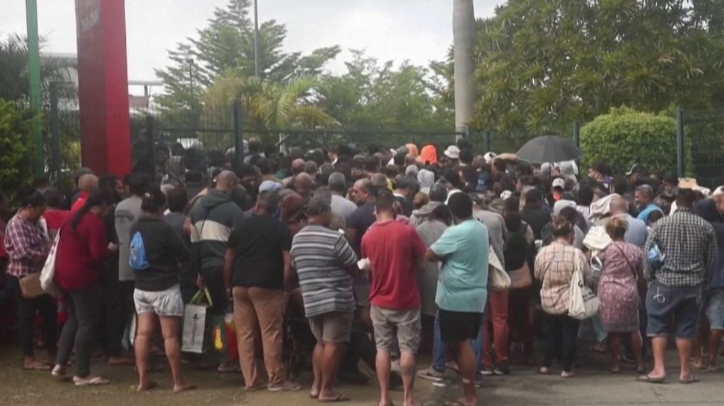 Émeutes en Nouvelle-Calédonie : la difficile vie des habitants dans la peur des pénuries
Le quotidien des habitants de Nouméa est de plus en plus compliqué, vendredi 17 mai, au cinquième jour des émeutes en Nouvelle-Calédonie. Les aliments viennent à manquer et l’accès aux soins est de plus en plus difficile.