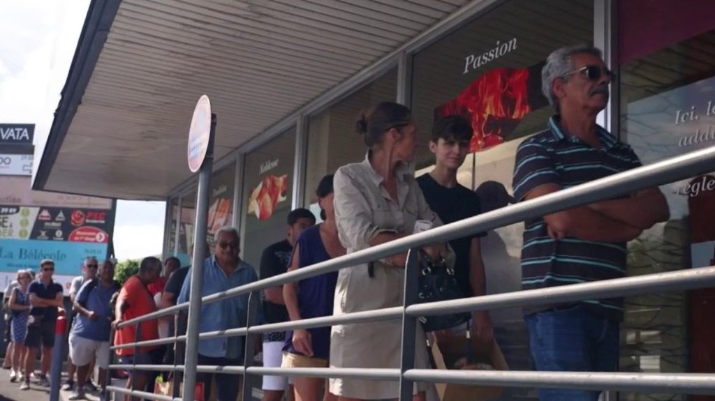 Émeutes en Nouvelle-Calédonie : la peur des pénuries
Après deux semaines d’affrontements en Nouvelle-Calédonie les files d’attente s’allongent devant les commerces restés ouverts. Les rayons mettent du temps à être approvisionnés.