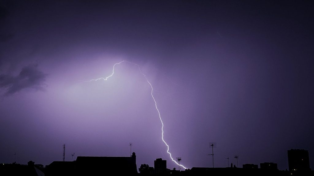 Orages en Ile-de-France : le trafic aérien à Orly et Roissy perturbé
Une trentaine de vols ont été déroutés des aéroports parisiens vers d'autres aéroports au plus fort de l'orage, entre 21h30 et 22h30, détaille le groupe ADP.