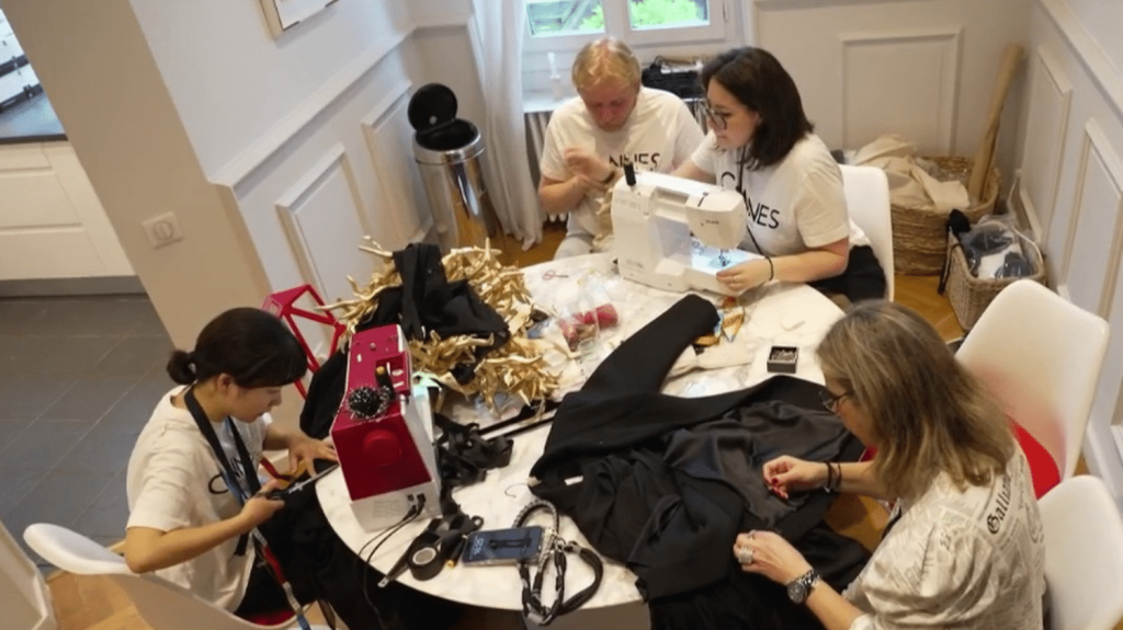 Festival de Cannes 2024 : coup de projecteur sur les petites mains du tapis rouge
Elles sont couturières, ils s’occupent des bijoux des stars, elles sont maquilleuses. Tous sont indispensables : sans eux, Cannes ne pourrait pas briller de tous ses feux.