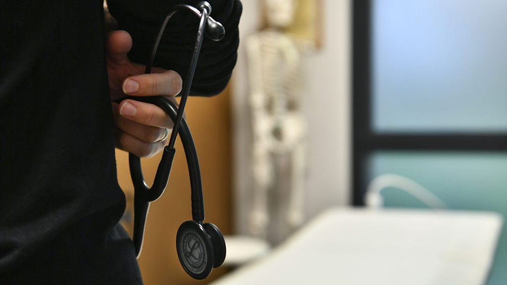 Une pétition recueille plus de 22 000 signatures contre la réintégration au CHU de Limoges d'un étudiant en médecine condamné pour agressions sexuelles
Le jeune homme de 26 ans avait été suspendu à titre provisoire par l'hôpital. Mais le tribunal administratif de Limoges a suspendu la décision du CHU et l'étudiant a pu réintégrer le service d'oncologie où il effectuait son stage.