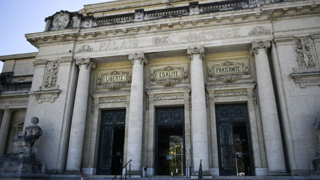 Altercation mortelle à la sortie d'une boite de nuit à Toulon : le placement en détention du suspect de 20 ans requis par le parquet
Le jeune homme de 20 ans sera présenté vendredi au parquet de Toulon en vue d'une information judiciaire pour "assassinat" et "tentatives d’assassinat".