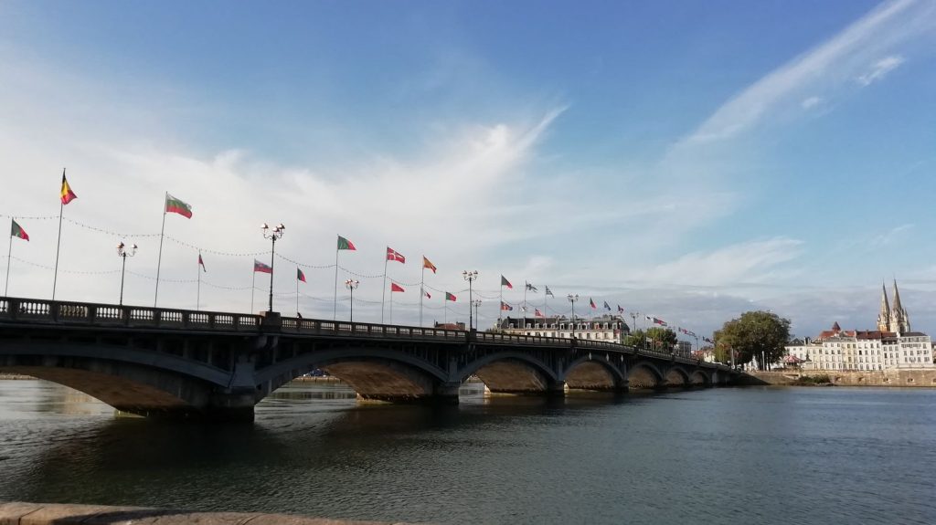 La mairie de Bayonne porte plainte après la dégradation du drapeau israélien sur le pont Saint-Esprit
"C'est une action volontaire. Cet homme voulait atteindre ce drapeau et aucun autre, avec une volonté de le détruire", estime Jean-René Etchegaray, le maire de la ville.