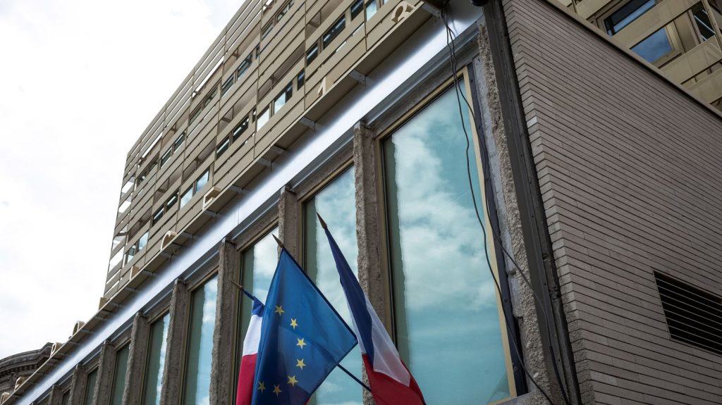 Policiers blessés par balle dans un commissariat à Paris : ce que l'on sait de l'affaire
Les faits se sont produits jeudi soir dans le commissariat central du 13e arrondissement de Paris. Le pronostic vital d'un des deux agents reste engagé, vendredi matin, et le mis en cause a été placé en garde à vue.
