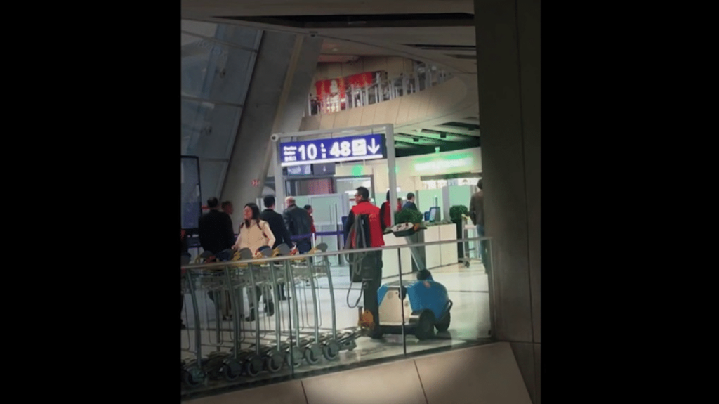 Chine : en France, des postes de police chinoise clandestins organisent des retours forcés
Des policiers chinois agissent-ils en toute illégalité et clandestinement en France ? La réponse est oui, si l’on regarde le nouveau numéro d’Envoyé spécial, qui passe jeudi 2 mai à 21h10. Extraits.