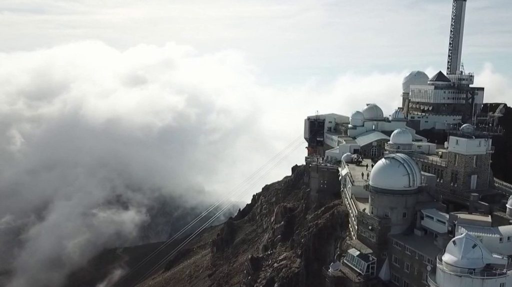Le Tourmalet : le col se prépare à accueillir le président chinois
Emmanuel Macron et le président chinois sont attendus dans les Pyrénées, mardi 7 mai. Sur place, tout le monde se prépare et notamment le restaurateur qui va les accueillir à déjeuner.