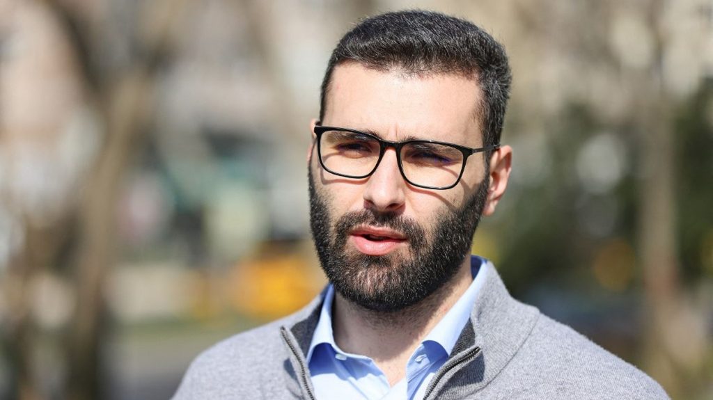 Le photojournaliste palestinien Motaz Azaiza remporte le prix Liberté
Créé en 2019 par la Région Normandie avec l'Institut international des droits de l'homme et de la paix, ce prix récompense une personne ou une organisation engagée dans la défense des libertés. Cette année, 14 265 jeunes issus de 116 pays ont voté pour départager les trois nominés.