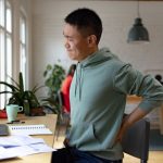 "J'ai mal au dos"... déclarent près de la moitié des travailleurs
En France, un arrêt maladie sur cinq est lié au mal de dos. Cela équivaut à 12 millions de journées de travail perdues chaque année.