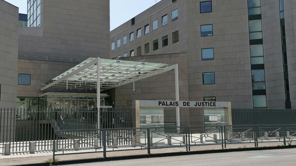 Affaire des viols de Mazan : le procès hors norme se tiendra finalement au palais de justice d'Avignon, qui va devoir être aménagé
Dans le box, 51 mis en cause dont un homme qui a drogué et livré sa femme pendant dix ans à des inconnus qu'il contactait sur internet. Inconsciente, la femme a subi des viols en série que l'époux filmait.