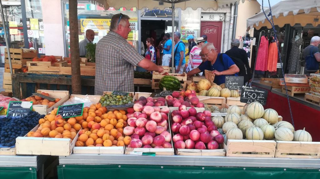 "Marchés" : on peut en profiter pleinement durant les ponts du mois de mai
Les beaux jours arrivent, et les marchés reprennent des couleurs. C'est un lieu de rencontre et de découverte des produits locaux.