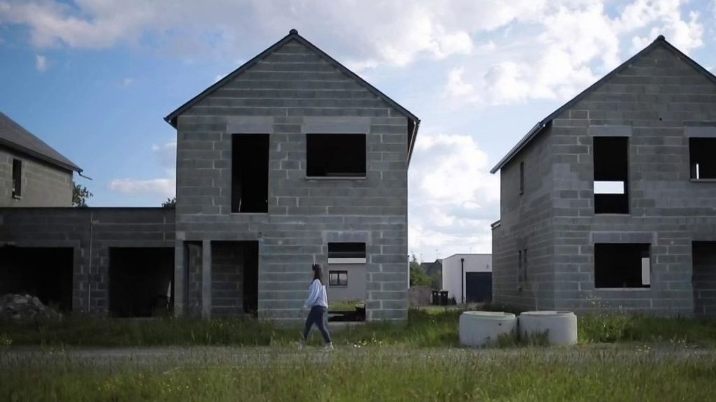 Immobilier : de nombreux promoteurs contraints à mettre la clé sous la porte
Le secteur du bâtiment subit une véritable dégringolade. Les permis de construire ont chuté de 20% en un an, et les faillites chez les promoteurs ont augmenté de 34%.