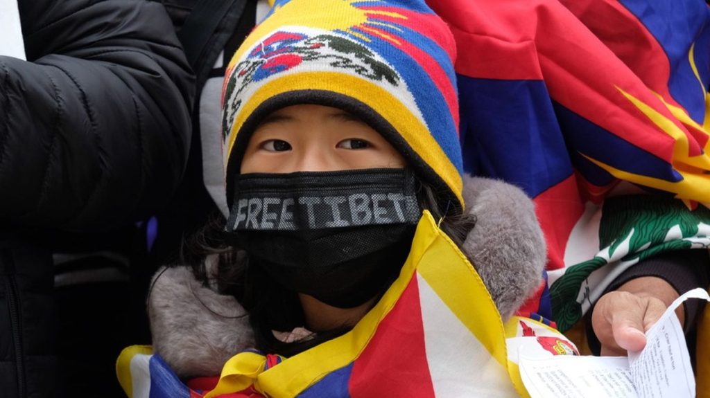 Visite du président chinois en France : Tibétains et Ouïghours protestent et interpellent Emmanuel Macron
Les mobilisations se mulplient à Paris alors qu'Emmanuel Macron doit recevoir le président chinois Xi Jinping lundi. Une visite vécue par certaines associations comme un affront aux droits de l'Homme.