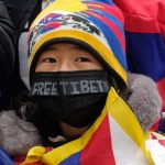 Visite du président chinois en France : Tibétains et Ouïghours protestent et interpellent Emmanuel Macron
Les mobilisations se mulplient à Paris alors qu'Emmanuel Macron doit recevoir le président chinois Xi Jinping lundi. Une visite vécue par certaines associations comme un affront aux droits de l'Homme.