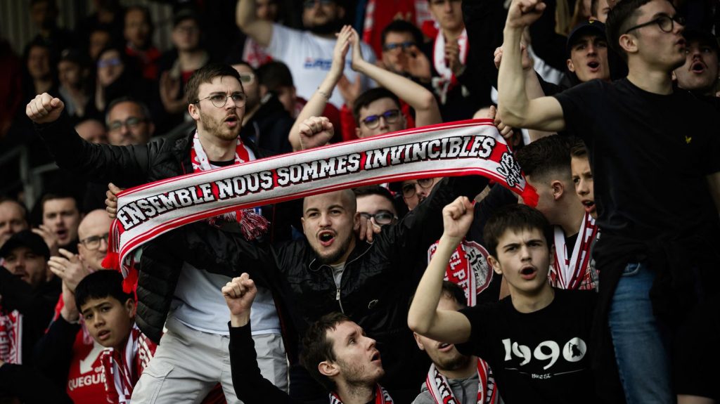 Reportage
"Je ne réalise pas" : les supporters de Brest touchent du doigt le rêve de se qualifier en Ligue des champions
Le club breton, troisième de Ligue 1, rencontre Reims vendredi soir et pourrait se qualifier en Ligue des champions en cas de victoire.
