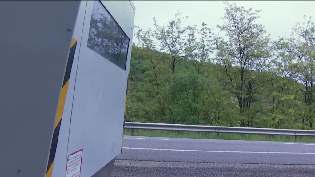Sécurité routière : les radars se multiplient en Ardèche
Les radars ont rapporté deux milliards d'euros à l'État en 2023. Ils n'ont jamais été aussi rentables et pullulent partout sur le territoire. Exemple en Ardèche, où trois radars flashent à tour de bras sur un tronçon de route de quelques kilomètres.