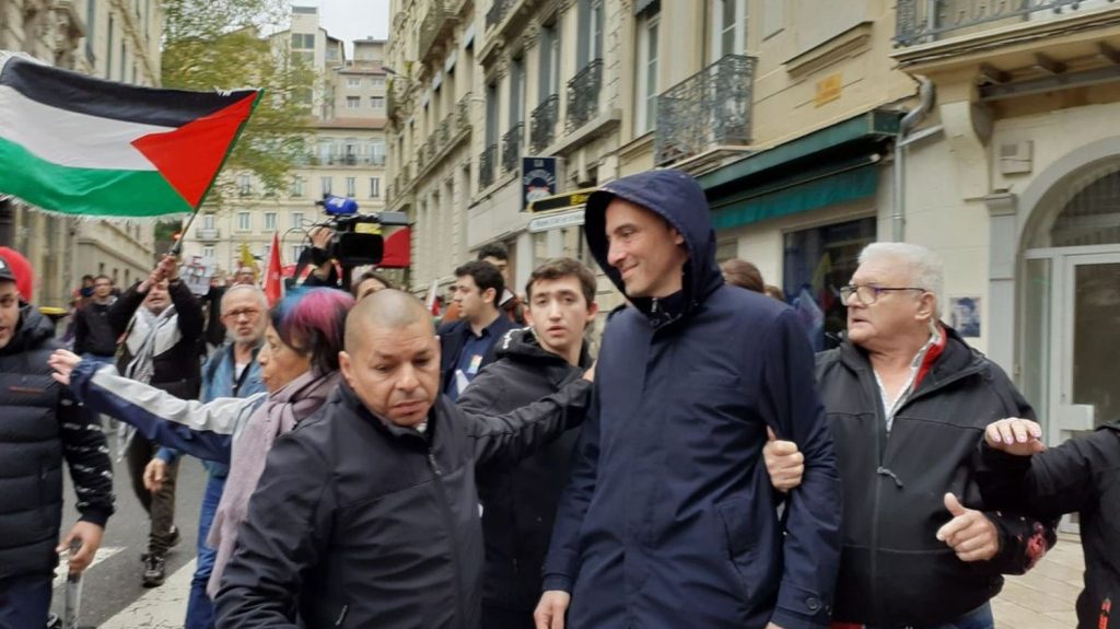 Manifestations du 1er-Mai : "Ces gens n'impressionnent personne et n'ont le monopole d'aucune lutte", dénonce Raphaël Glucksmann, pris à partie à Saint-Étienne
La tête de liste PS-Place publique aux élections européennes a dû être exfiltrée du cortège à Saint-Étienne, ce mercredi matin.