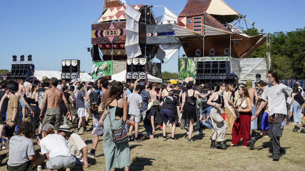 Rave party dans le Maine-et-Loire : "Six plaintes" ont été déposées, indique le préfet
Environ 10 000 personnes ont participé à ce rassemblement non autorisé à Parnay, où un homme a succombé dimanche à "un arrêt cardiorespiratoire".