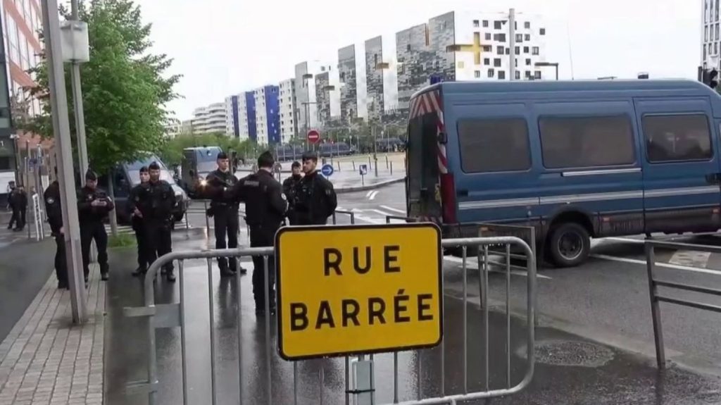Mort de Nahel : une reconstitution décisive à Nanterre ?
Une reconstitution organisée dimanche 5 mai à Nanterre, dans les Hauts-de-Seine, doit permettre aux magistrats et aux experts de comprendre comment est mort le jeune Nahel, le 27 juin 2023.