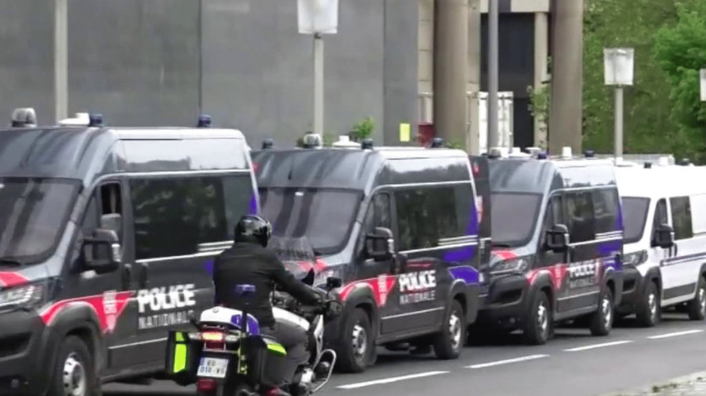 Mort de Nahel : une journée de reconstitution à Nanterre
De nombreuses questions se posent toujours, dix mois après la la mort de Nahel, 17 ans, tué d’une balle dans la poitrine par un policier. une journée de reconstitution des faits a eu lieu à Nanterre, dimanche 5 mai, pour tenter d’éclaircir les zones d’ombre.