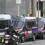 Mort de Nahel : une journée de reconstitution à Nanterre
De nombreuses questions se posent toujours, dix mois après la la mort de Nahel, 17 ans, tué d’une balle dans la poitrine par un policier. une journée de reconstitution des faits a eu lieu à Nanterre, dimanche 5 mai, pour tenter d’éclaircir les zones d’ombre.