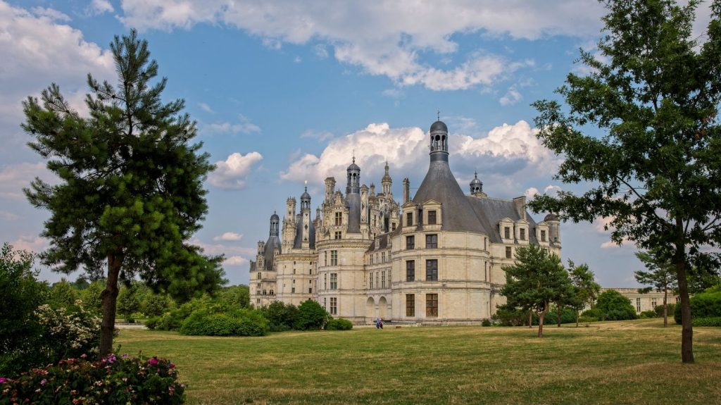 Château de Chambord : un record de fréquentation enregistré en ce week-end de l'Ascension, avec plus de 11 000 visiteurs jeudi
"Une telle fréquentation n'avait jamais été enregistrée à Chambord", confirme Pierre Dubreuil, directeur général du Domaine national. C'est le deuxième château le plus visité en France après Versailles.