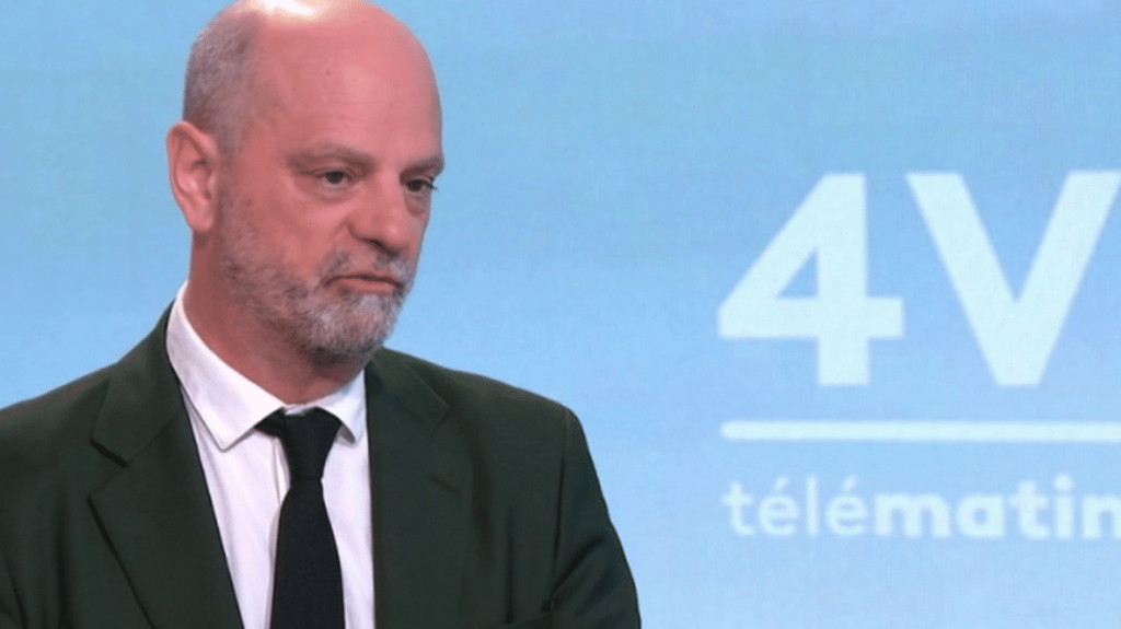 Réduction du déficit public : "Il faut sanctuariser le budget de l'Éducation nationale", plaide l'ancien ministre Jean-Michel Blanquer
Jean-Michel Blanquer, ministre de l'Éducation nationale pendant le premier quinquennat d'Emmanuel Macron, était l'invité des "4 Vérités" sur France 2, jeudi 2 mai.