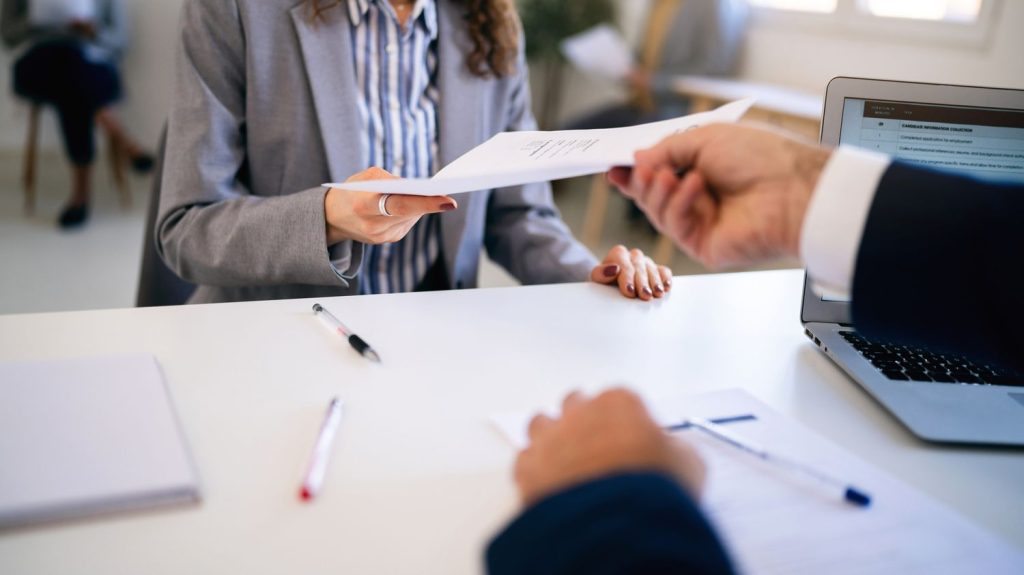 Réforme de l'assurance chômage : pour Jean Viard, "si on arrivait à un accord européen sur le temps de travail, sur le chômage, on ferait un grand pas pour vivre dans la même société"
Comment réduire le chômage sans viser les chômeurs ? Dans un entretien à "La Tribune dimanche", le premier ministre, Gabriel Attal, présente sa nouvelle réforme de l'assurance chômage, prévue pour être mise en place rapidement en décembre prochain. Décryptage avec le sociologue Jean Viard.