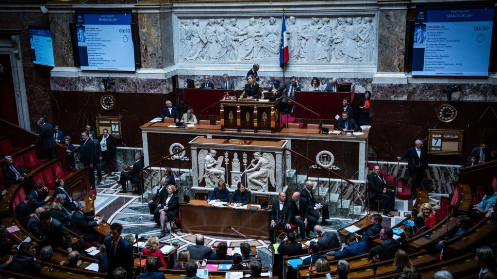 Quatre questions sur la sensible réforme constitutionnelle de la Nouvelle-Calédonie, examinée par l'Assemblée nationale
Après avoir été adoptée par le Sénat, cette révision est examinée lundi et mardi par les députés. Elle vise à élargir le corps électoral de l'archipel, mais suscite de nombreuses tensions entre loyalistes et indépendantistes.