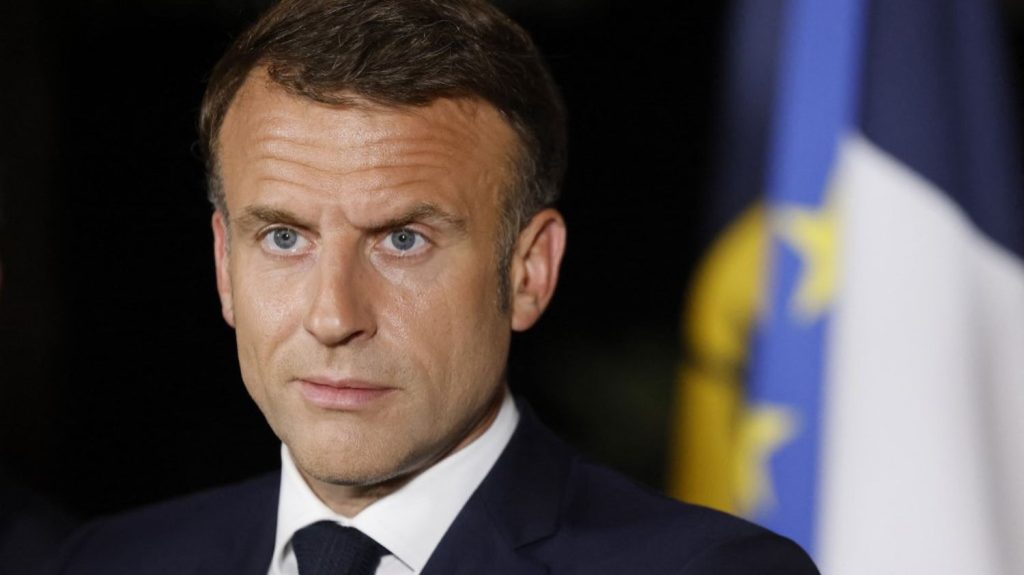 Crise en Nouvelle-Calédonie : Emmanuel Macron se dit prêt "à aller au référendum" sur la réforme contestée du corps électoral
Le chef d'Etat a toutefois rappelé, dans une interview au journal "Le Parisien" samedi, que sa volonté initiale était que les élus calédoniens s'entendent sur "un accord global qui viendrait enrichir le texte déjà voté par le Parlement".