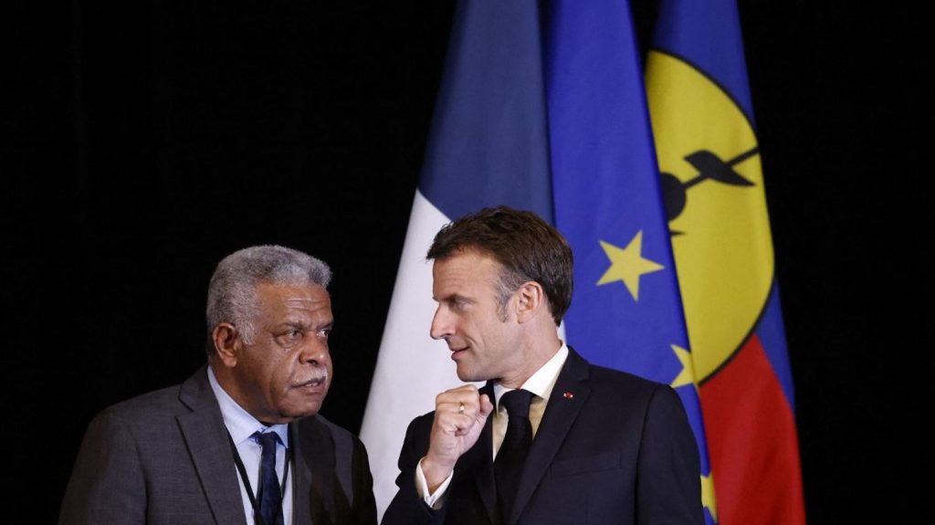 Nouvelle-Calédonie : Emmanuel Macron propose une rencontre à Paris pour relancer le dialogue sur une réforme du corps électoral
L'Assemblée nationale se penche, lundi et mardi, sur un projet de loi constitutionnelle, contesté par les indépendantistes, qui permettrait à de nouveaux résidents de voter aux élections locales.