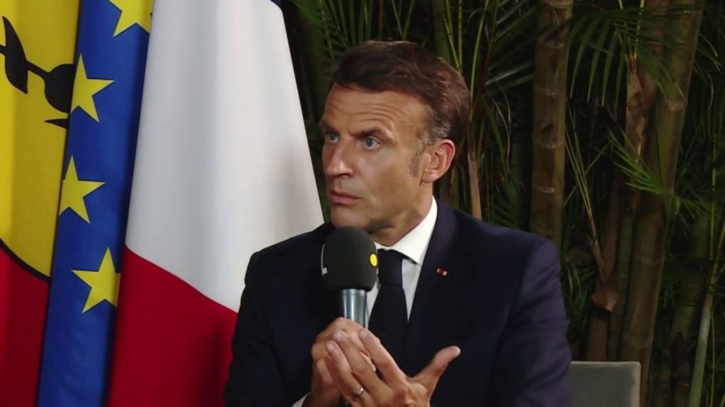 Nouvelle-Calédonie : Emmanuel Macron promet de ne pas faire passer "en force" la réforme électorale
En déplacement en Nouvelle-Calédonie, jeudi 23 mai, Emmanuel Macron a fixé une nouvelle feuille de route sur la réforme du corps électoral, qui divise les indépendantistes et les loyalistes.
