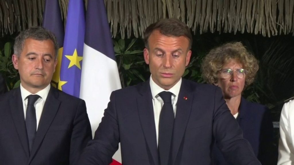 Emmanuel Macron en Nouvelle-Calédonie : pas de retour en arrière pour la réforme
En visite expresse à Nouméa (Nouvelle-Calédonie) pour tenter d'apaiser les tensions, le chef de l'État a fait une série d'annonces devant les élus locaux et a appelé à un retour au calme.